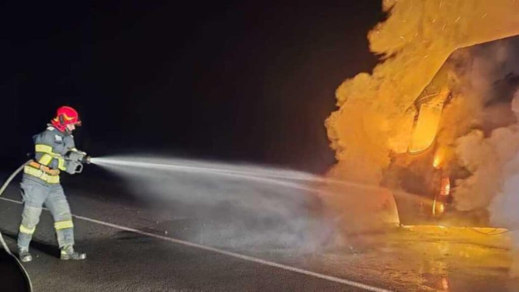 Incendiu devastator într-un microbuz de marfă în județul Arad, cu două persoane la bord