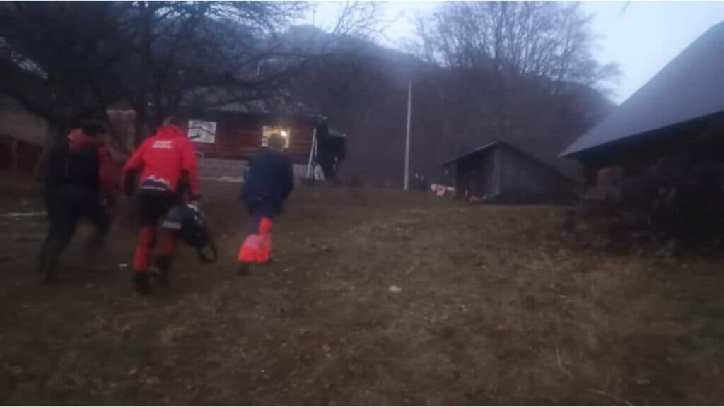 Intervenție de urgență în Vișeu de Jos: Salvamontiștii sunt în acțiune pentru a ajuta o femeie aflată în dificultate
