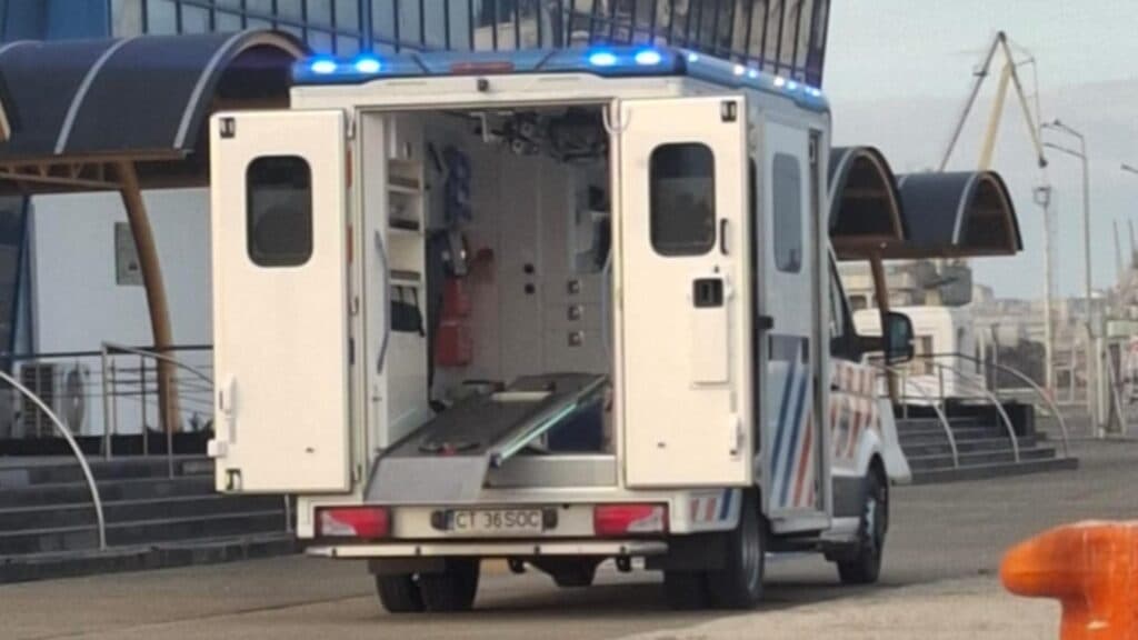 Operațiune de salvare pe mare: echipajul ARSVOM răspunde apelului pentru un marinar aflat în dificultate medicală