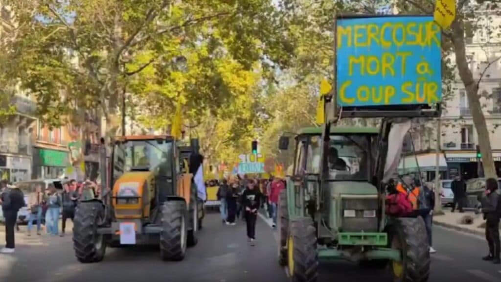 Fermierii din Franța protestează cu forță: bălegar pe zidurile Guvernului