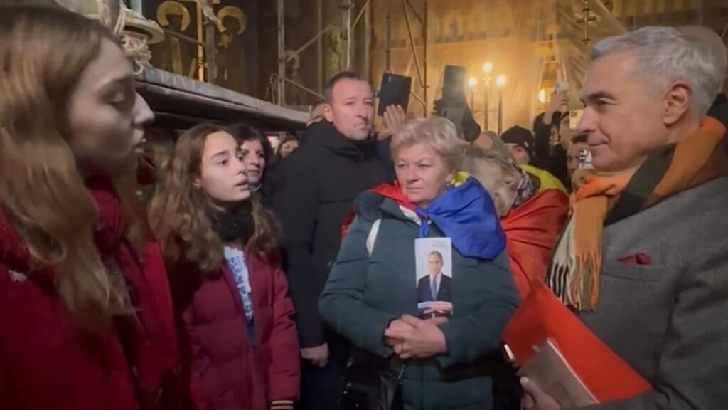 Călin Georgescu, sărbătorit cu lacrimi și colinde în biserică: Mesaje emoționante după controlul judiciar