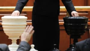 Opoziția lansează o moțiune riscantă împotriva Guvernului Bolojan, acuzând măsuri haotice și lipsă de rezultate