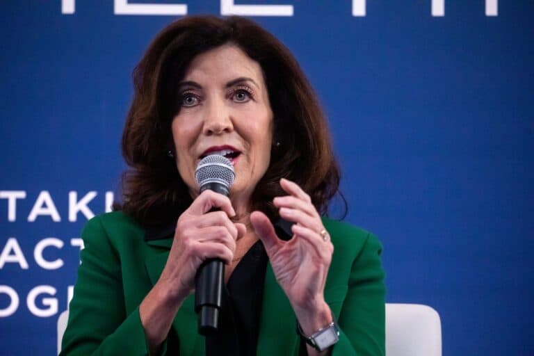 Guvernatoarea New York-ului, Kathy Hochul, adoptă Legea RAISE pentru a asigura siguranța inteligenței artificiale