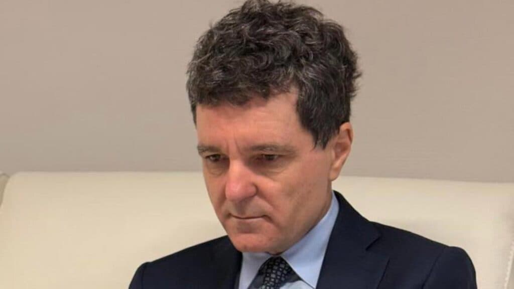 Nicușor Dan se confruntă cu suspendarea din cauza unui material de campanie: încălcări constituționale în favoarea lui Drulă