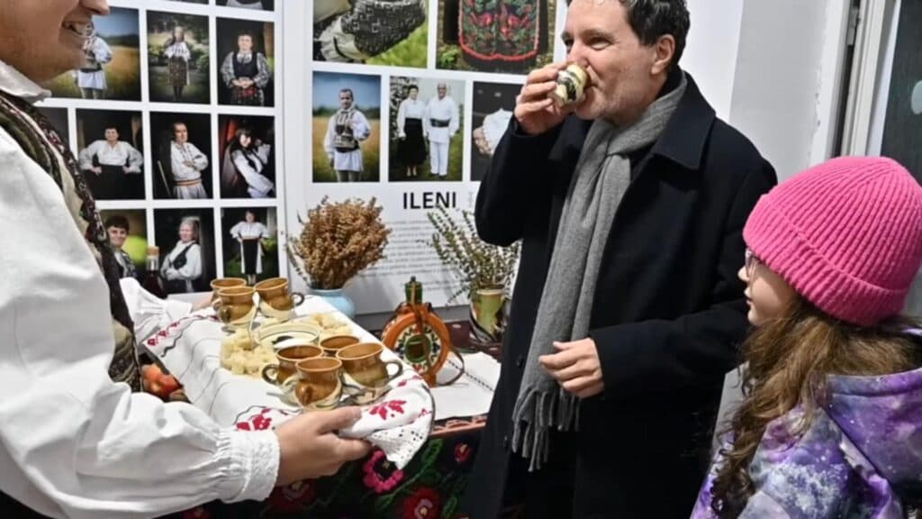 Nicușor Dan, o seară de Crăciun magică la muzeu, întâmpinat cu colinde