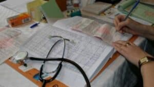 Noaptea furtunoasă: decizia șocantă a Guvernului Bolojan care obligă pacienții să suporte costurile concediilor medicale