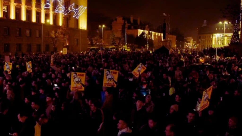Sofia, în centrul turbulențelor: Mii de manifestanți antiguvernamentali blochează orașul, iar protestele se extind în alte nouă localități