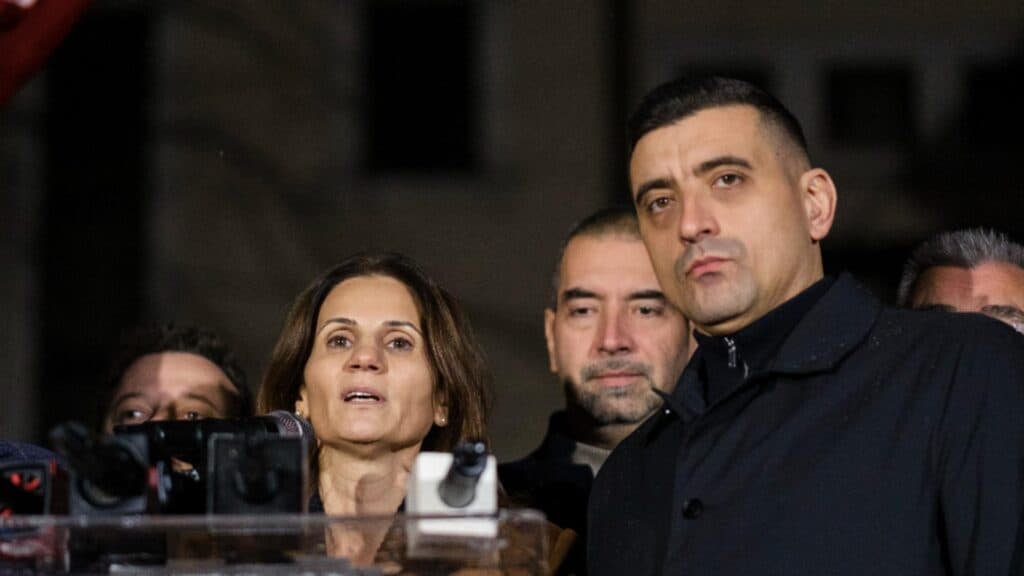 Atacuri în forță împotriva Ancăi Alexandrescu. Aghiotanții lui Coldea își schimbă fețele în suveraniști. Măștile cad