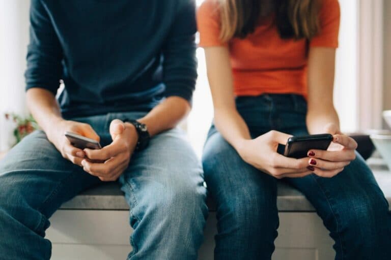 OpenAI implementează reguli noi de siguranță pentru adolescenți în ChatGPT, pe măsură ce legislația ia în considerare standardele AI pentru tineri