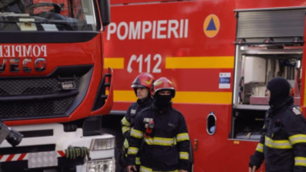 Haos în Focșani: o explozie devastatoare a provocat un incendiu într-un bloc de locuințe