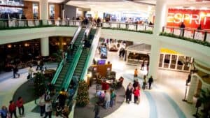Îngrijorare într-un mall din Arad: jandarmii intervin pentru a salva un bărbat căzut pe scările rulante