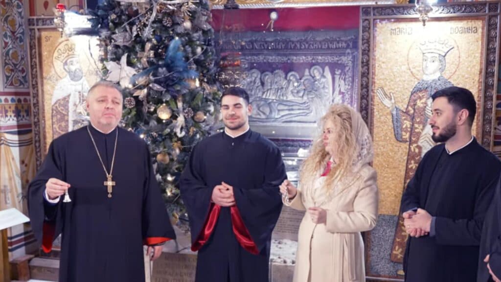Emil Cărămizaru, un moment de neuitat în lăcașul de cult. Colindul „Flori de Cer”, interpretat cu suflet în spiritul Crăciunului