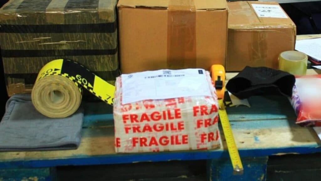 Raiduri intense în companiile de curierat din Tulcea: descoperire impresionantă de materiale pirotehnice