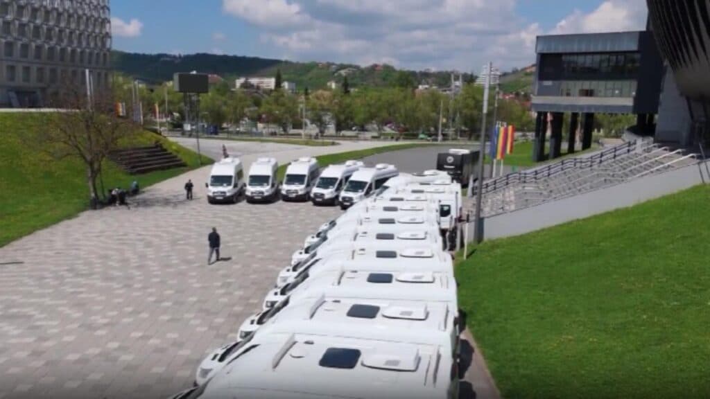 Pîslaru îl aduce pe Bolojan mai aproape de Kovesi, dezvăluind o fraudă colosală în afacerea microbuzelor