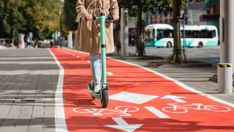 Obligația asigurării RCA se extinde și la trotinete, și biciclete electrice: detalii despre reglementări și sancțiuni