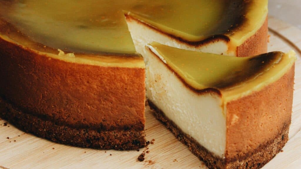 Desertul ideal de iarnă: Prăjitură cu brânză, o alegere delicioasă și ușor de realizat