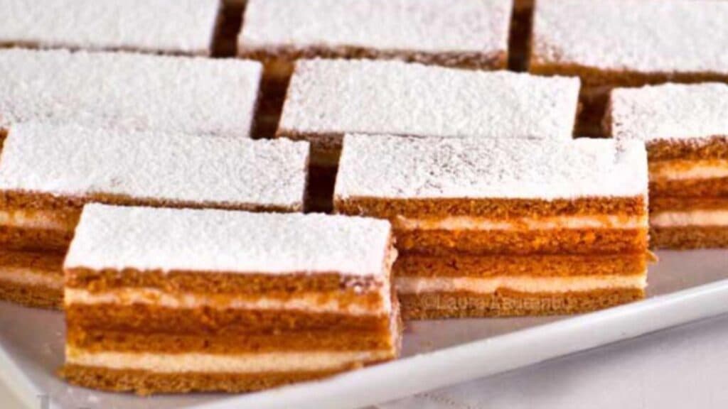 Desertul perfect pentru sărbători: Prăjitura cu miere, simplă și delicioasă, pe care nu trebuie să o ratezi