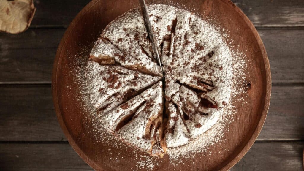 Deliciu de iarnă: Prăjitură răsturnată cu mere caramelizate, o rețetă de neuitat