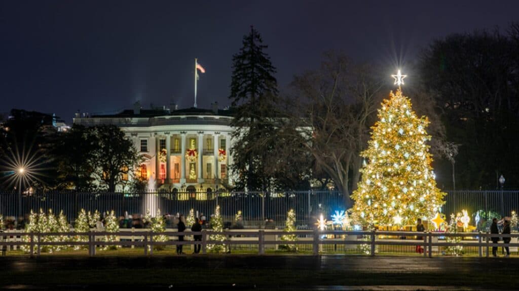Primul mesaj de Crăciun de la întoarcerea în Casa Albă. Cum s-au prezentat Trump și Melania în imaginea oficială