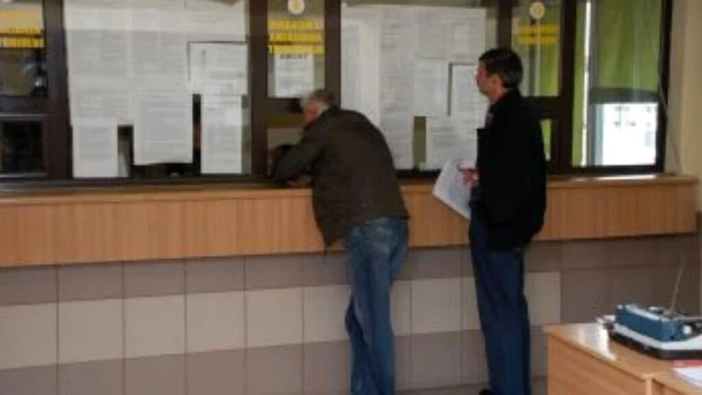 Amenzi colosale pentru comportamentul inadecvat la ghișee: românii nervoși vor plăti 20.000 de lei