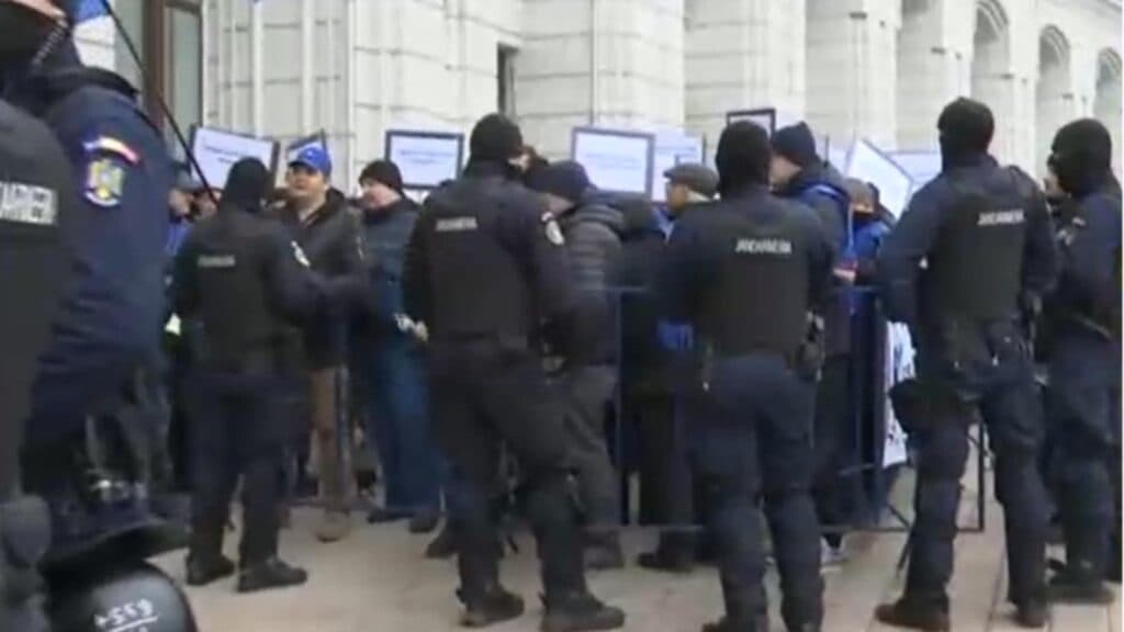 Tensiuni la Ministerul Finanțelor: Angajații ELCEN în fruntea unei manifestații aprinse, confruntări cu forțele de ordine