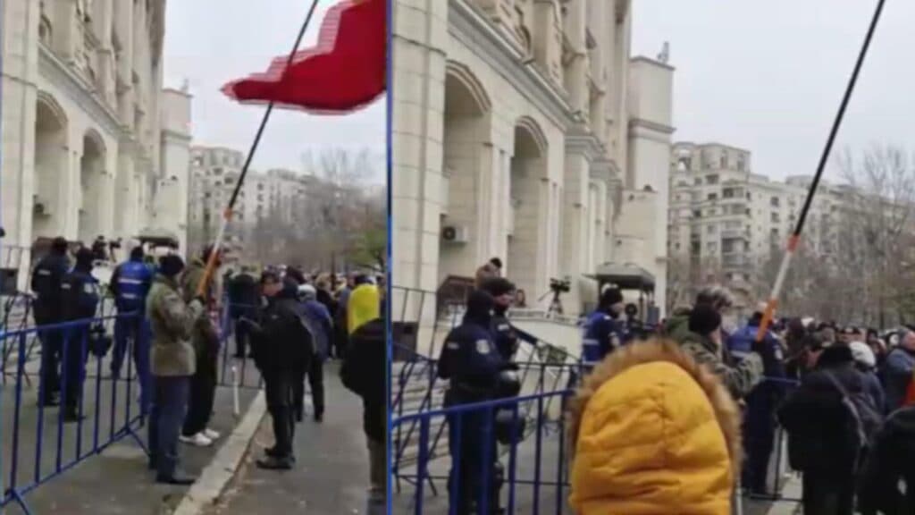 Demonstrație la Parchetul General: Se contestă anularea primului tur al alegerilor prezidențiale din 2024; în mijlocul protestatarilor se află Stegarul Dac