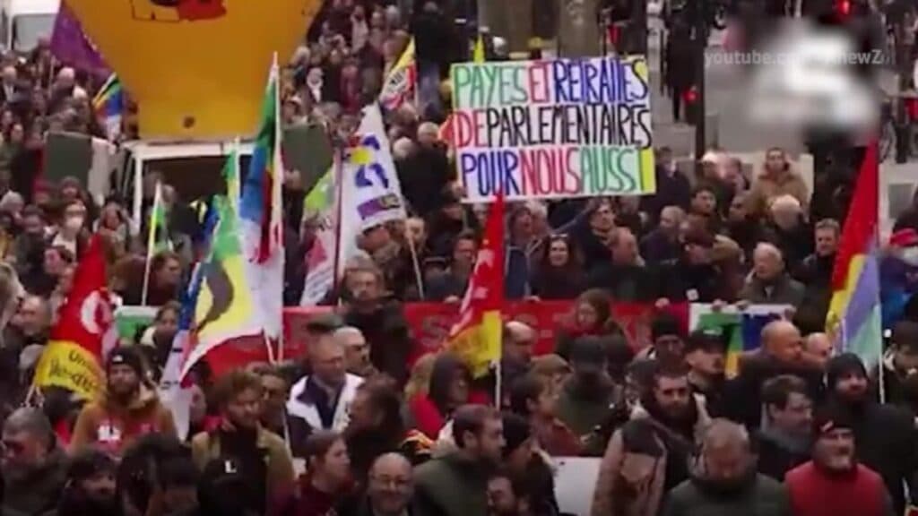 Franța în suspans: mii de protestatari pe străzi, școli închise și transportul în haos