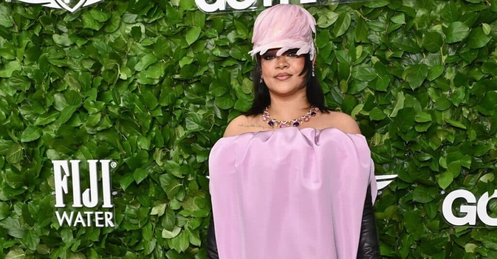 Rihanna uimește la Gotham Awards într-o rochie neobișnuită, asemănată de fani cu o „ciupercă roz”