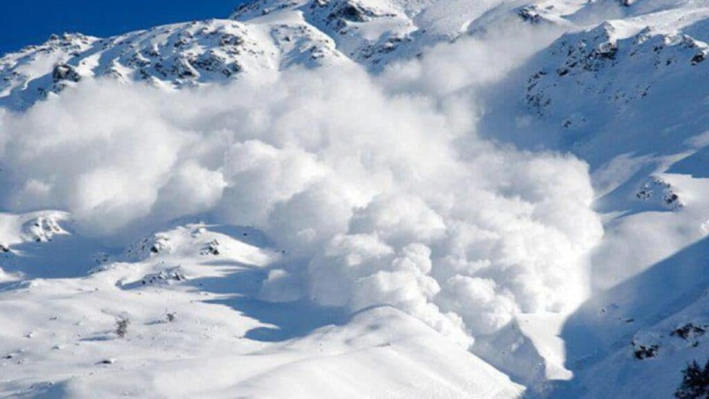 Atenție, turiști! Avalanșele din munții Brașovului pun în pericol expedițiile de 1 Decembrie. Evitați ascensiunile la altitudini mari!