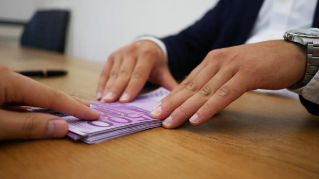 Românii aleg să se protejeze în valută. Economiile în euro și dolari au crescut cu peste 15%