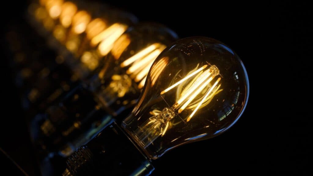 Românii își exprimă nemulțumirea față de facturile exagerate la energie. Iată metodele ingenioase de economisire pe care le adoptă
