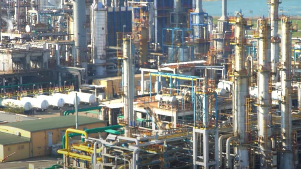 Rompetrol contemplatează suspendarea activității celei mai mari rafinării, în urma presiunilor fiscale, o hotărâre cu impact semnificativ