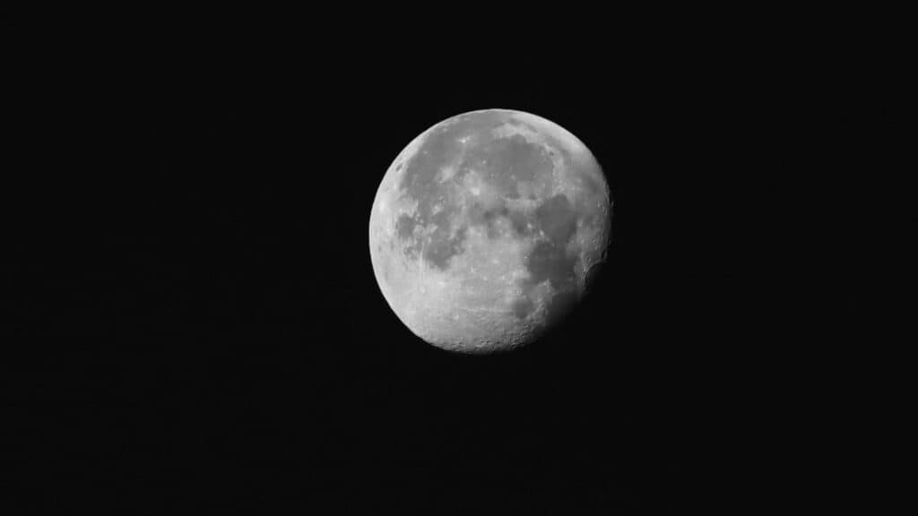 Rusia își propune să ridice o centrală nucleară pe Lună până în 2036