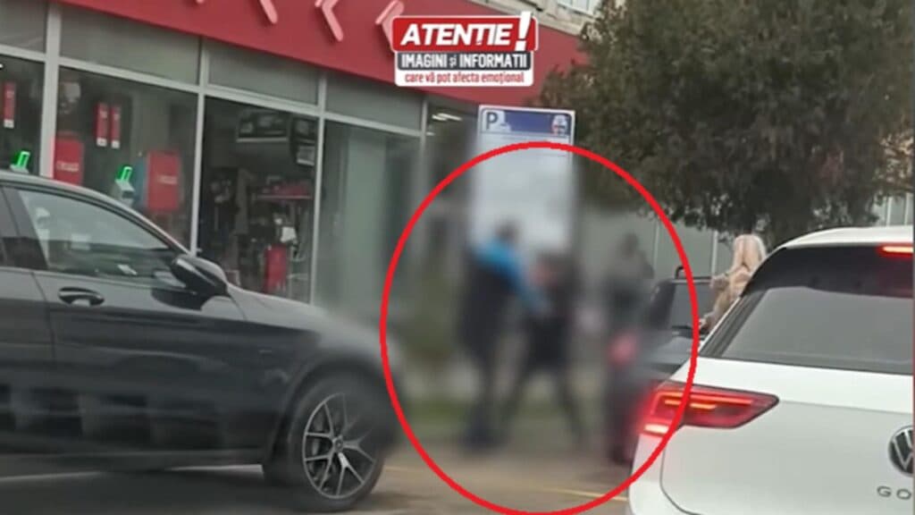 Conflict de proporții într-o intersecție din Focșani: doi șoferi au oprit traficul pentru a se lupta