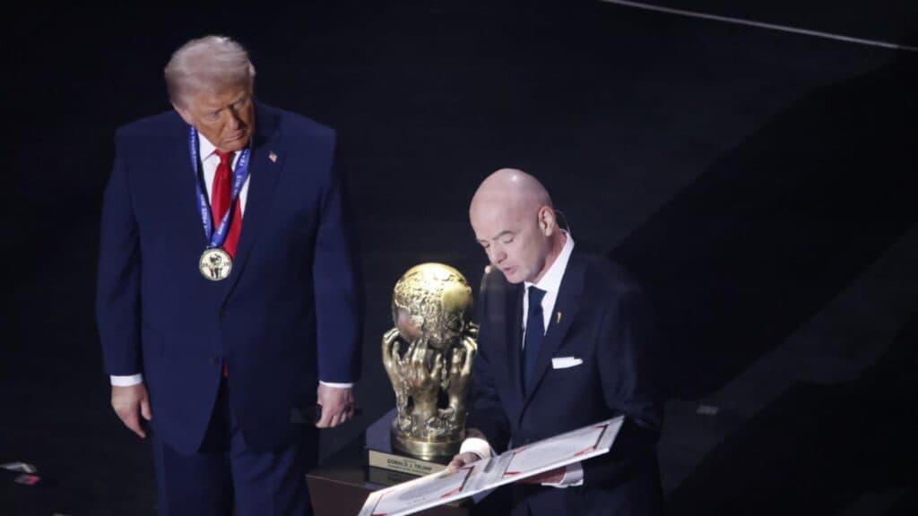 Controverse majore la tragerea la sorți a grupelor CM 2026: Donald Trump, subiect de acuzații de propagandă politică, după ce a fost distins cu Premiul FIFA pentru Pace