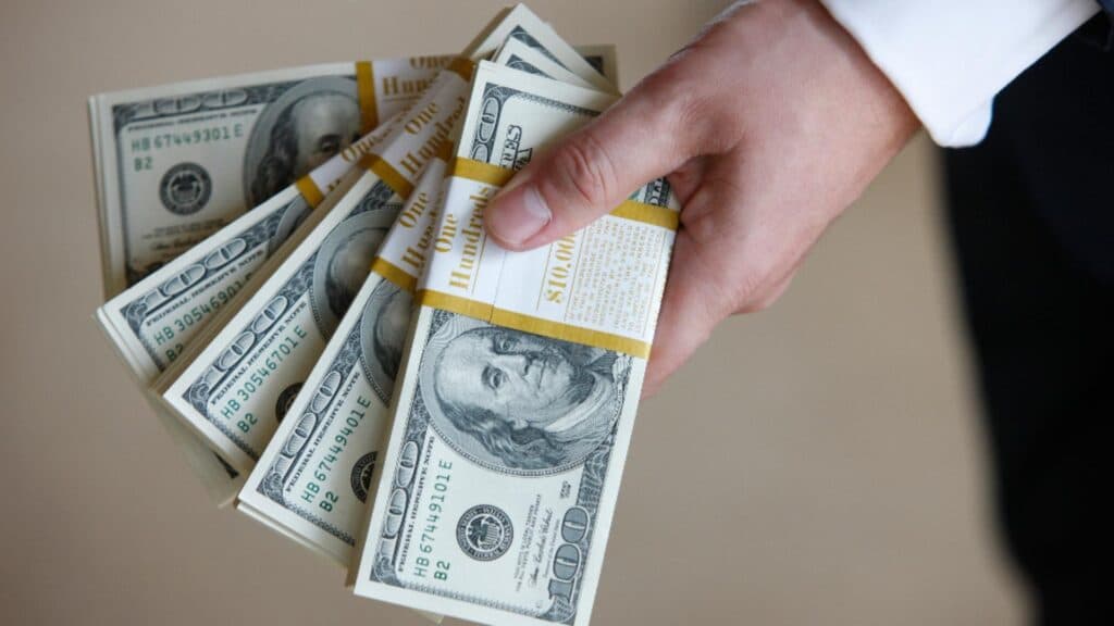 Liderul ideal: și-a cedat afacerea și a răsplătit fiecare angajat cu câte 400.000 de dolari