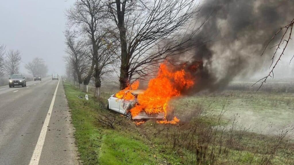 Tragedie în Slatina: Un tânăr își pierde viața după ce mașina sa a lovit un copac, iar flăcările au mistuit vehiculul