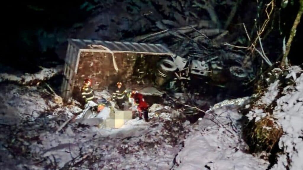 Destin crunt în ultimele zile ale anului pentru doi bărbați, după ce furgoneta în care se aflau a căzut într-o prăpastie pe un drum forestier