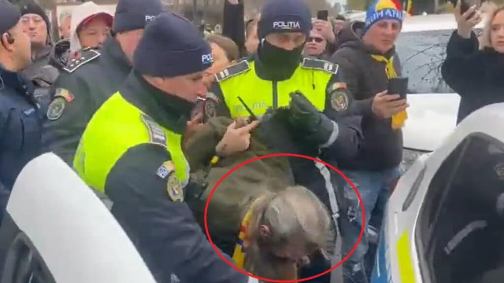 Stegarul dac, prins de forțele de ordine și transportat cu mașina de poliție, imagini uluitoare