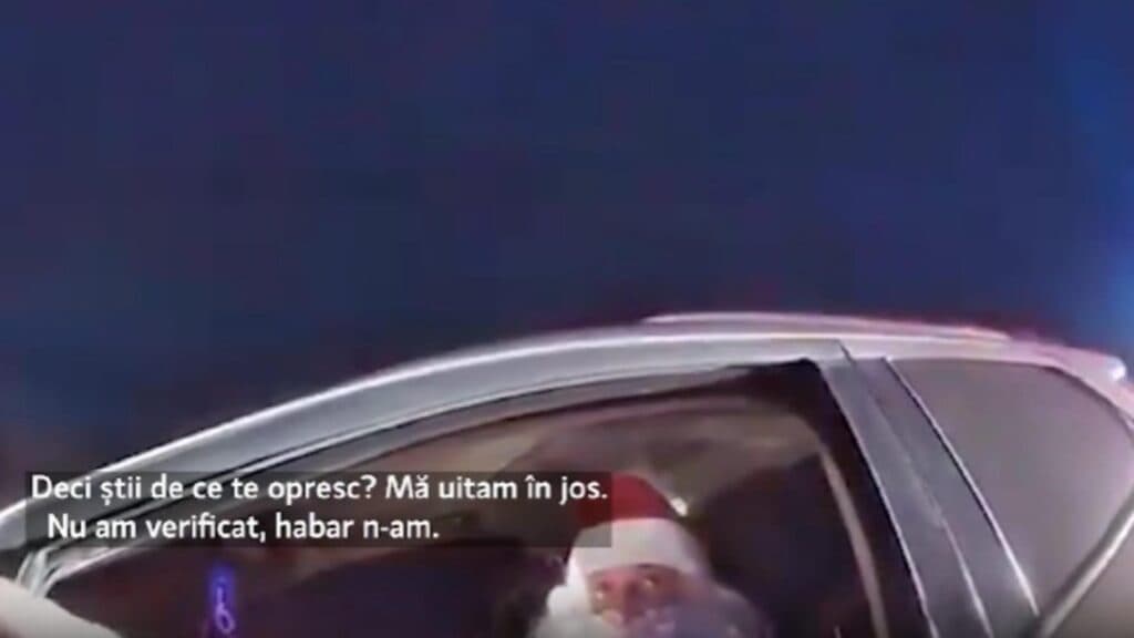 O întâlnire neașteptată în trafic: Moș Crăciun și soția, opriți de autorități
