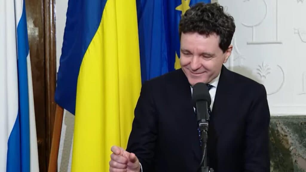 Flăcările mistuie țara, iar Nicușor Dan se distrează în tărâmul lui Moș Crăciun