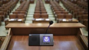 Conflicte în Coaliție după alegerile din Capitală: moțiunea de cenzură care amenință Guvernul Bolojan
