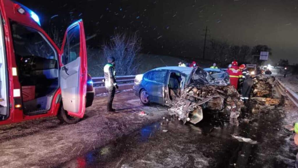 Dezastru de Ajun: o persoană și-a pierdut viața, iar alte trei au fost rănite într-o coliziune între vehicule