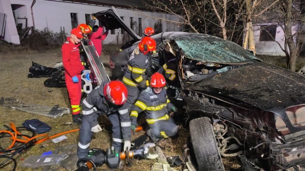 Accident fatal pe DN17: Doi tineri își pierd viața în urma unei coliziuni devastatoare, la doar o zi după Crăciun