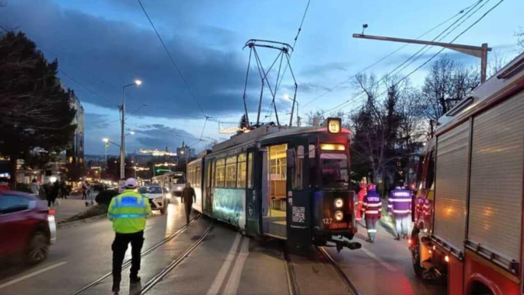 Accident feroviar: tramvai deraiat în urma coliziunii cu două automobile; intervenția autorităților a fost promptă