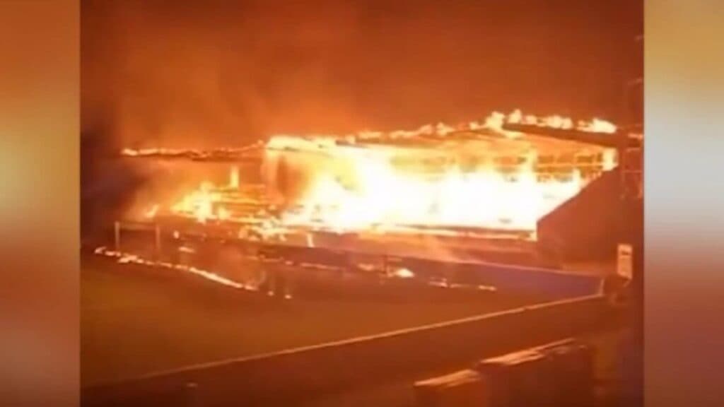 Trei tineri au fost reținuți pentru distrugerea unui stadion prin incendiere. Tribuna a fost redusă la cenușă