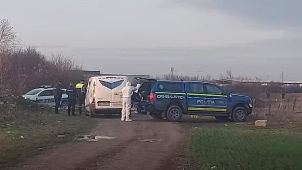 Cadavru ars găsit într-un automobil, în apropiere de Oradea. Un curier a alertat autoritățile