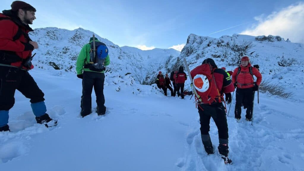 Căutări intense în Munții Bucegi după un turist dispărut: salvamontiștii fac față unor provocări majore