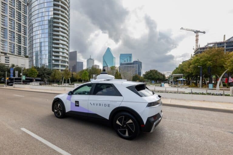 Uber și Avride introduc serviciul de robotaxi în Dallas