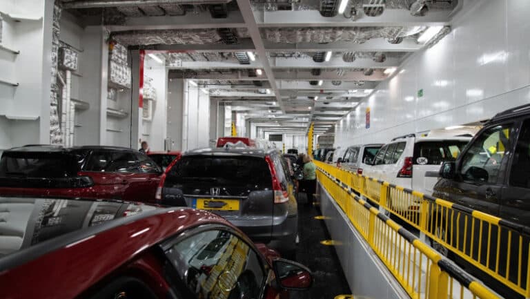UE întârzie deciziile dorite de industria auto pentru relaxarea reglementărilor de mediu